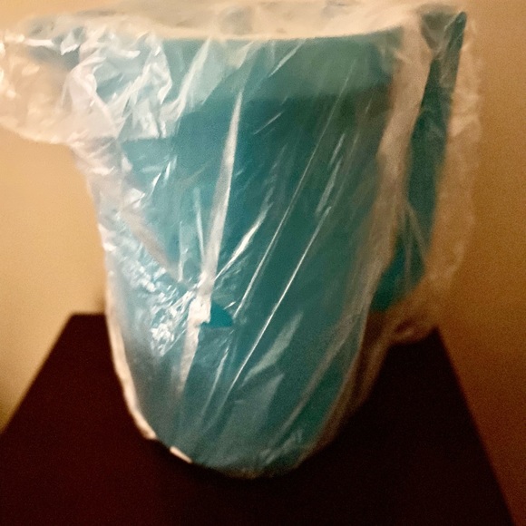 Tupperware Classic Sheer Pitcher - 1 Gallon - Picture 2 of 5